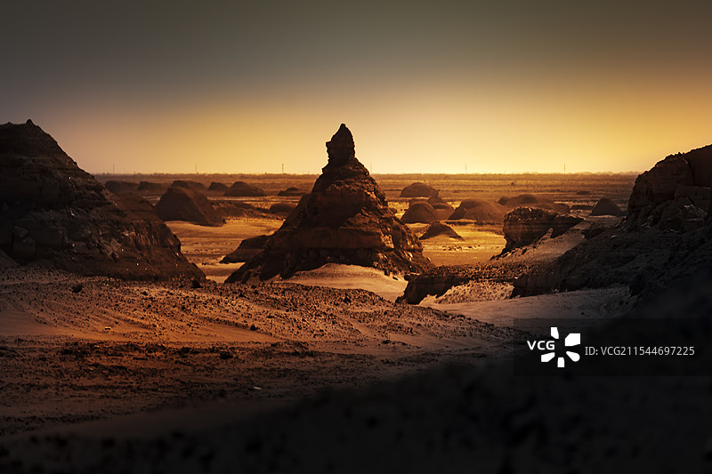 国道315青海茫崖市境内路上风景图片素材