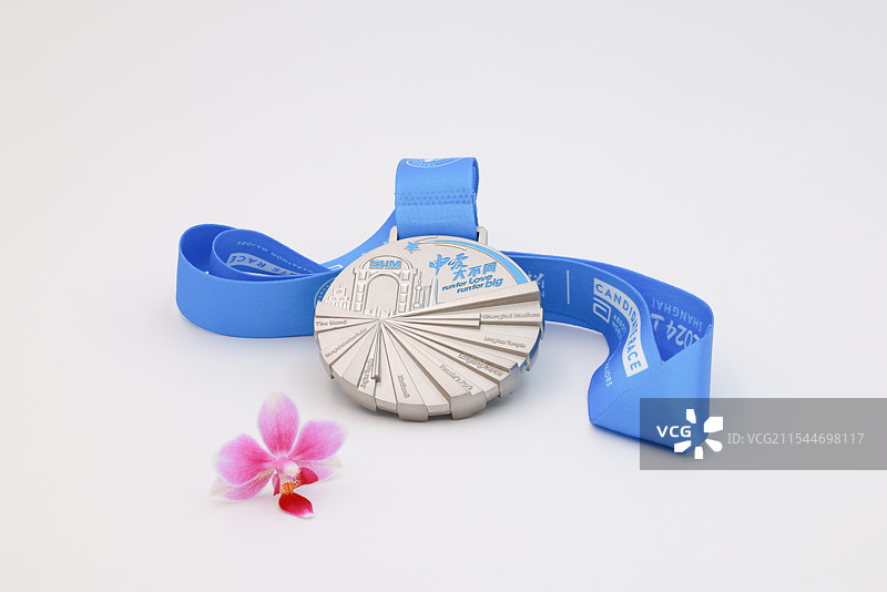 2024上海马拉松奖牌（申爱大不同）图片素材