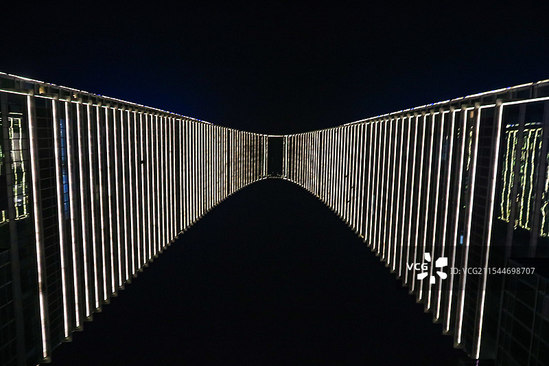 江苏苏州东方之门夜景仰拍图片素材