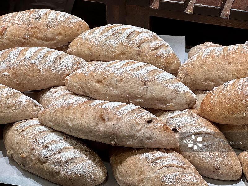 面包店内货架上的全麦面包图片素材