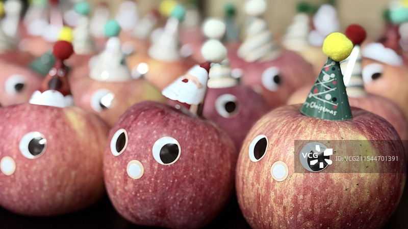 圣诞节被装饰一新的可爱苹果图片素材