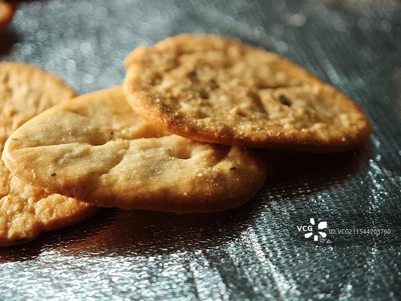 银色背景上放置着的美味饼干图片素材