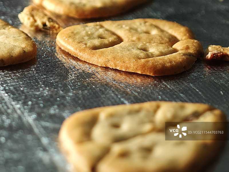 银色背景上放置着的美味饼干图片素材