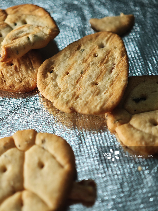 银色背景上放置着的美味饼干图片素材