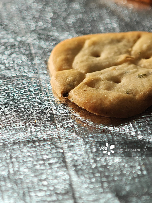银色背景上放置着的美味饼干图片素材