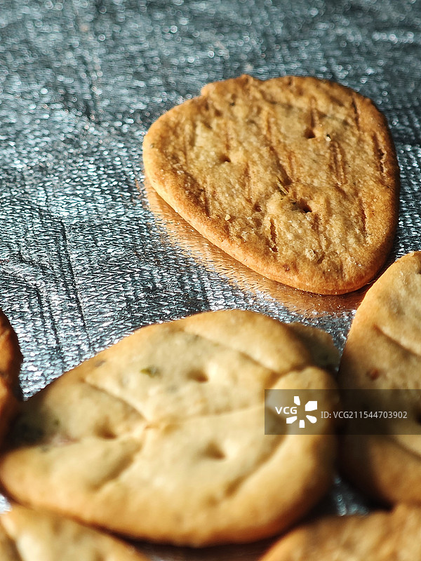 银色背景上放置着的美味饼干图片素材