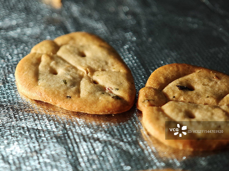 银色背景上放置着的美味饼干图片素材