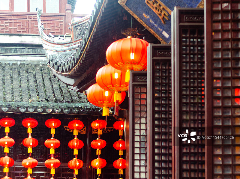 雨中的上海城隍庙高挂红灯笼图片素材