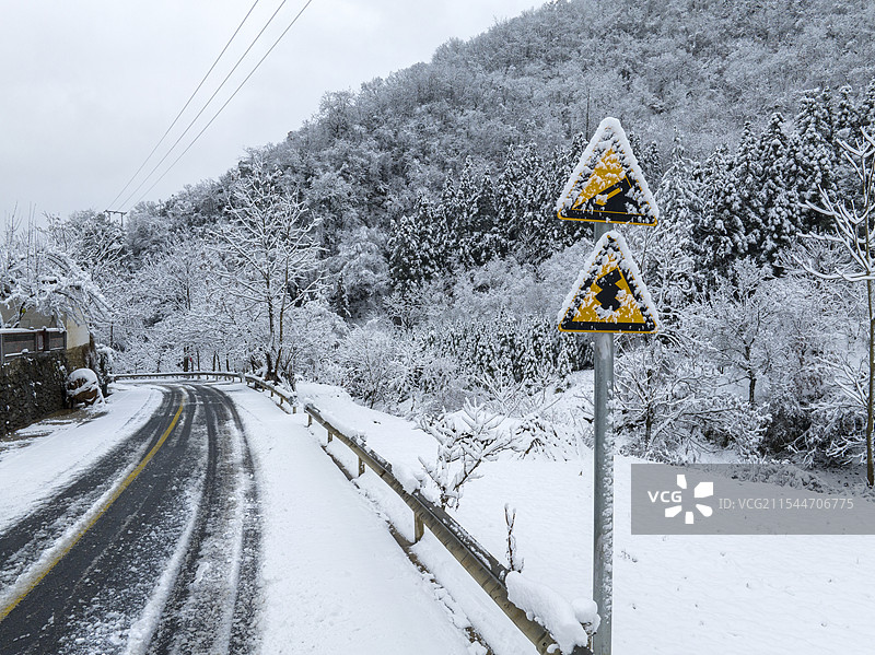 冬天山区雪景道路交通自然风光图片素材