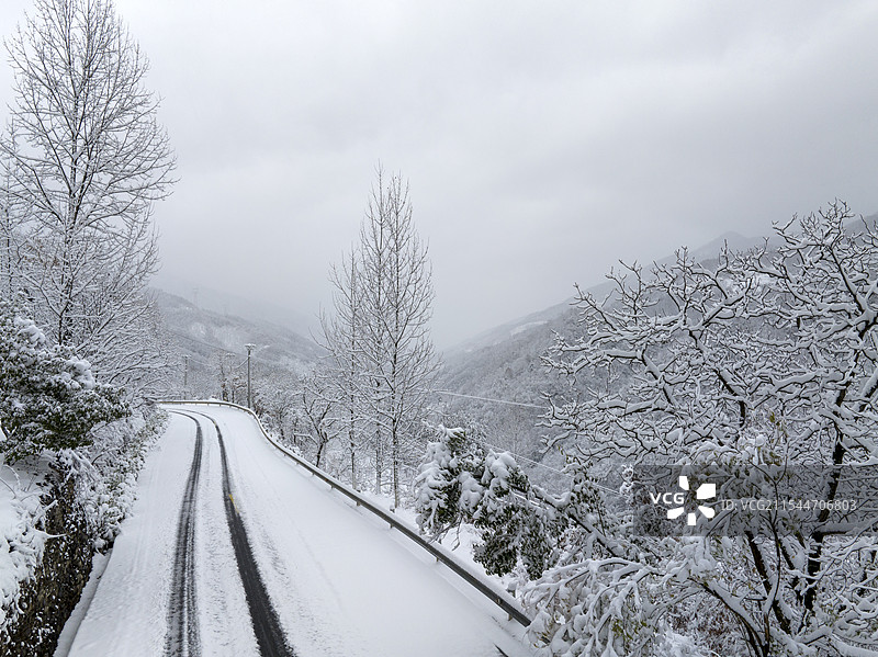 冬天山区雪景道路交通自然风光图片素材