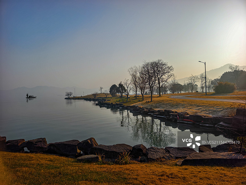 晨曦中的东钱湖美景图片素材