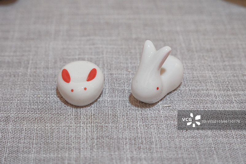 陶瓷小摆件小兔子特写图片素材