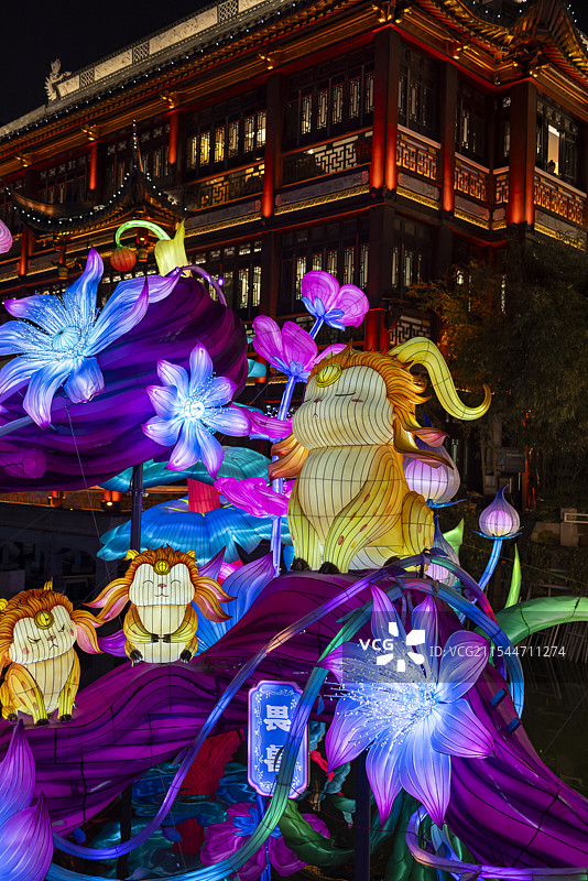 2025年豫园灯会彩灯山海经神兽图片素材