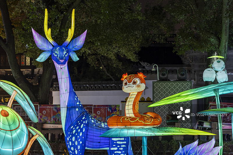 2025年豫园灯会彩灯金蛇图片素材