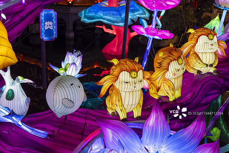 2025年豫园灯会彩灯山海经神兽图片素材