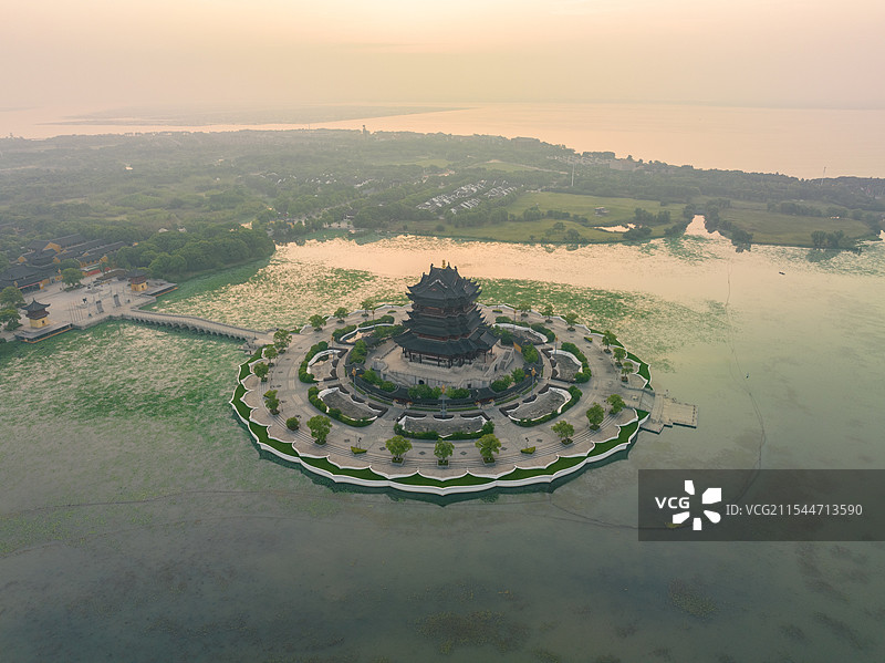 古建环湖，水清倒影美。绿意盎然，天空色彩迷人。图片素材