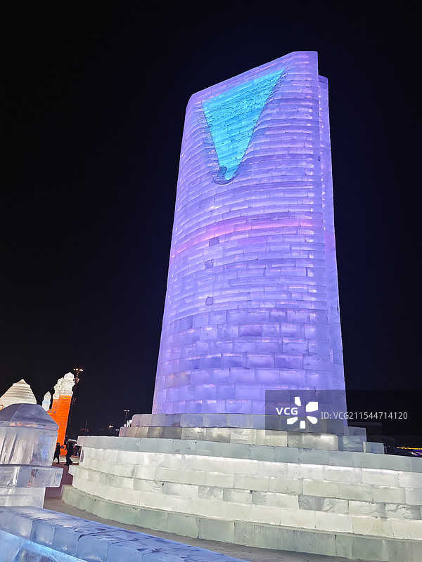 第26届哈尔滨冰雪大世界西亚区沙特阿拉伯王国大厦冰雕夜景图片素材