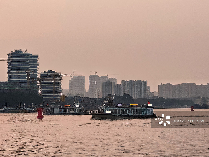 夕阳下的江景图片素材