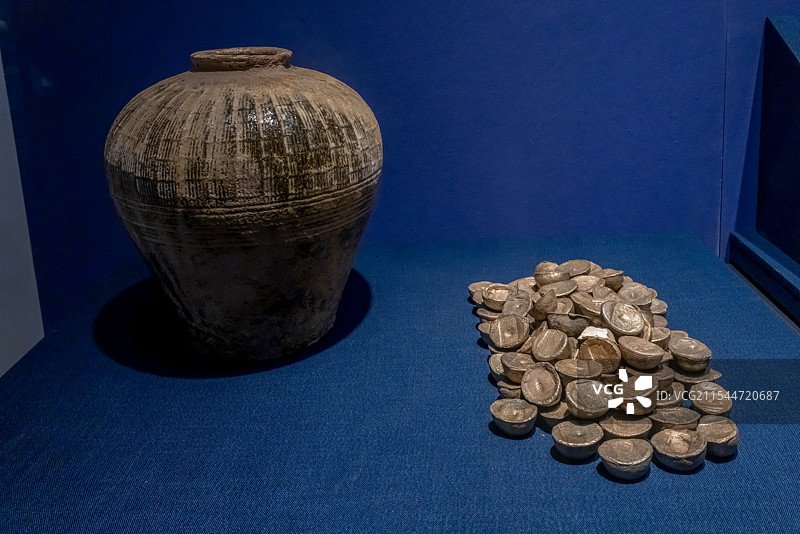 陕西历史博物馆展“西安省永兴庆”银锞及瓷罐清代1994年西安市红缨路出土图片素材