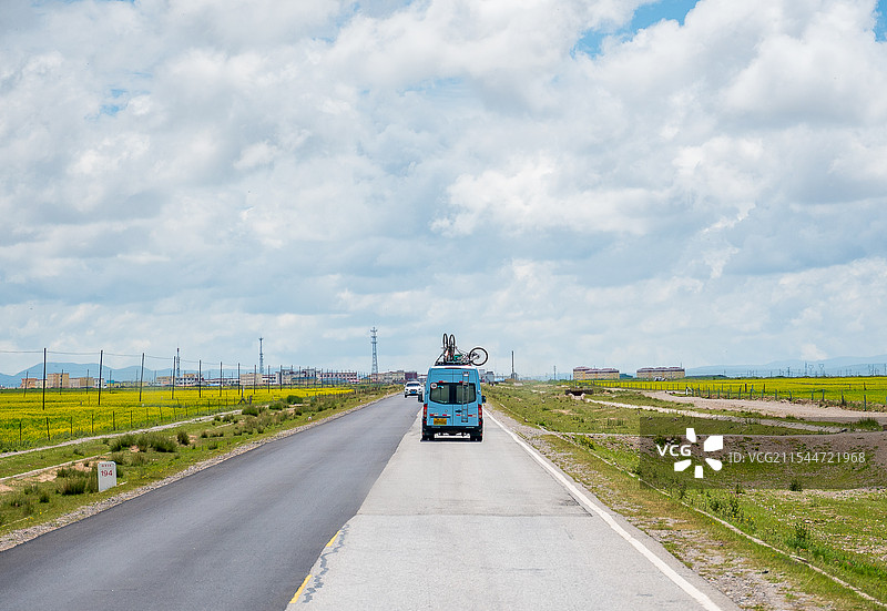 青藏高原公路旅行图片素材
