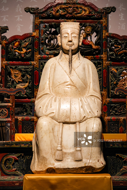 汉白玉吕洞宾坐像木座椅书童立像铁仙鹤百字碑组图图片素材