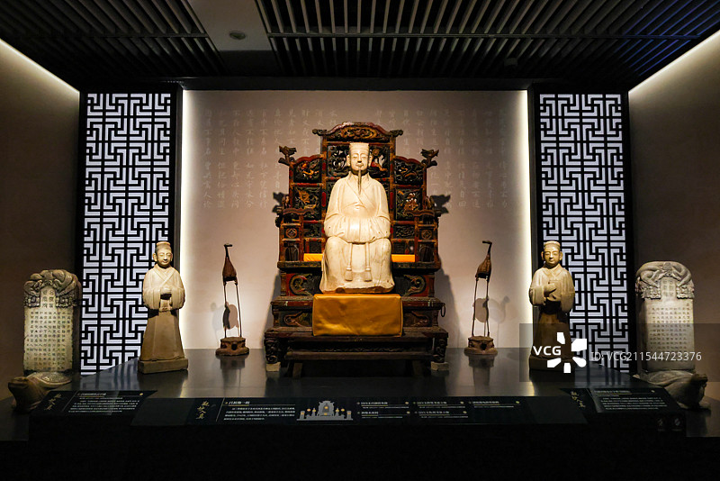 汉白玉吕洞宾坐像木座椅书童立像铁仙鹤百字碑组图图片素材