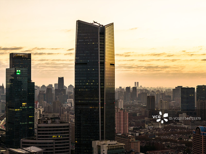 静安寺与陆家嘴同框图片素材