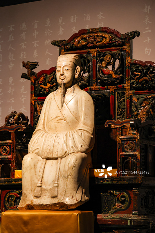 汉白玉吕洞宾坐像木座椅书童立像铁仙鹤百字碑组图图片素材