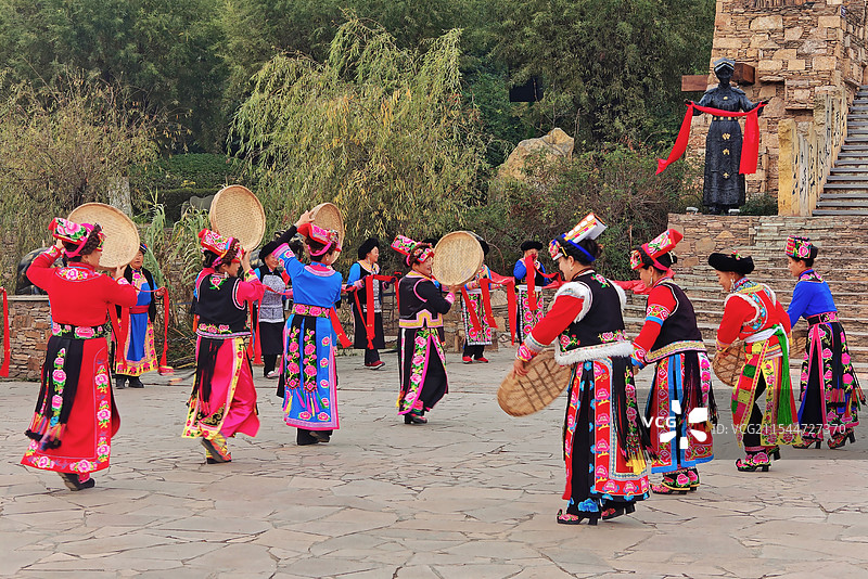 街拍古羌城:舞蹈，开城仪式前，羌族人跳起热情洋溢的迎宾舞蹈。图片素材