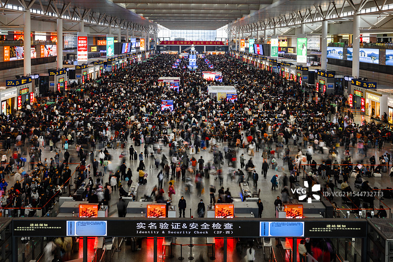 上海虹桥火车站蛇年春运候车室的人山人海图片素材