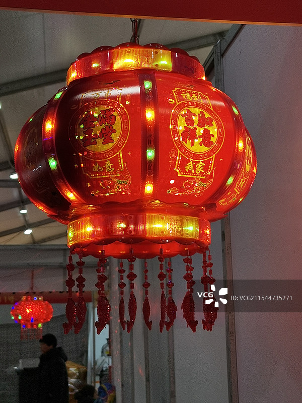 红灯笼红灯笼，就像一个大大的笑脸。春节的时候也会挂红灯笼，孩子们看到了都特别兴奋。这红灯笼图片素材