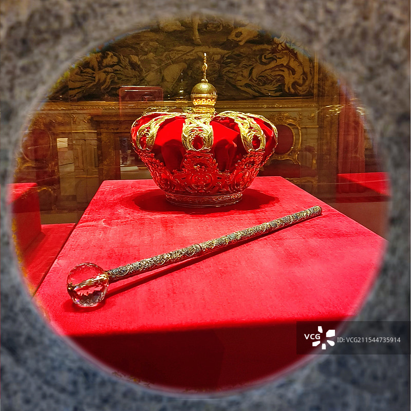 西班牙，马德里皇宫内摆放的皇冠和权杖图片素材