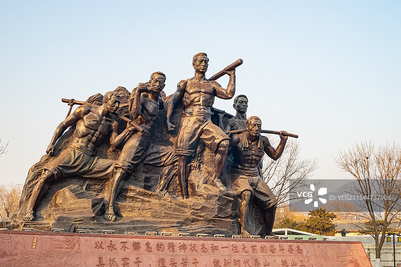 中国山东泰安泰山秀城天平湖公园风景区，挑山工人物形象雕塑地标建筑，户外白昼无人图像摄影图片素材