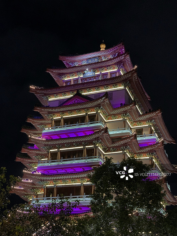 惠州惠城区水东街合江楼夜晚彩色亮灯景象低角度视图图片素材