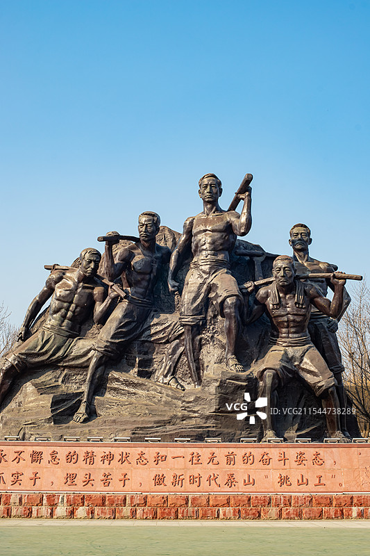 中国山东泰安泰山秀城天平湖公园风景区，挑山工人物形象雕塑地标建筑，户外白昼无人图像摄影图片素材