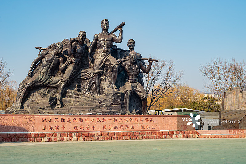 中国山东泰安泰山秀城天平湖公园风景区，挑山工人物形象雕塑地标建筑，户外白昼无人图像摄影图片素材