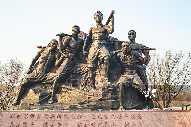 中国山东泰安泰山秀城天平湖公园风景区，挑山工人物形象雕塑地标建筑，户外白昼无人图像摄影图片素材