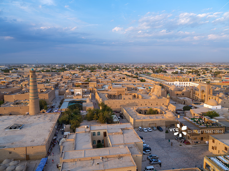 俯视傍晚夕阳下的希瓦古城图片素材