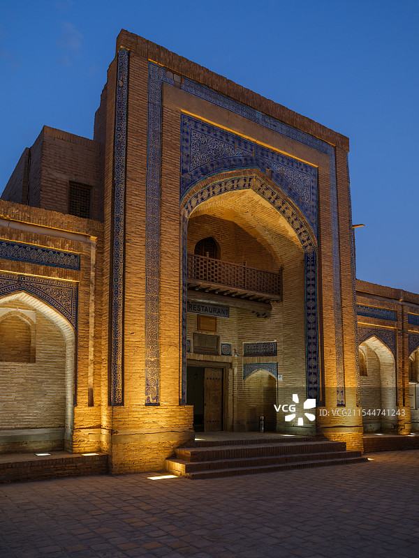 夜晚灯光下的希瓦古城图片素材