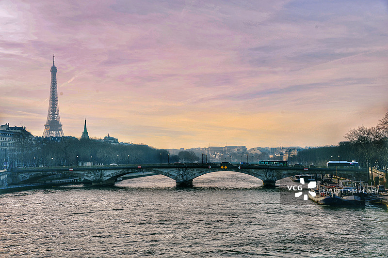 塞纳河远处的埃菲尔铁塔图片素材
