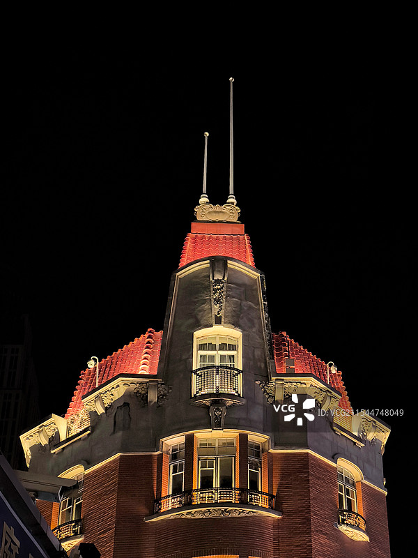 天津津湾广场的欧式建筑夜景造型特写图片素材