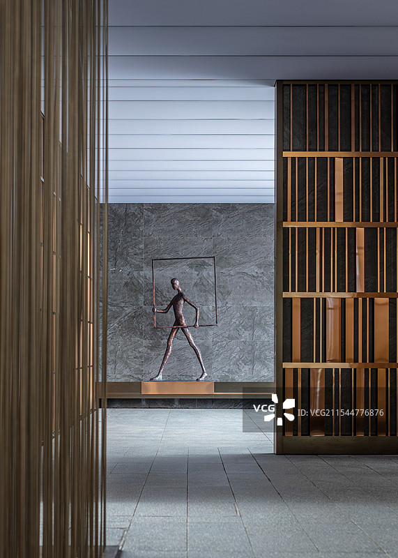 地产园林示范区通道中雕塑景观图片素材