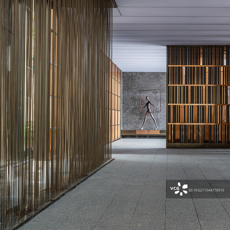 地产园林示范区通道中雕塑景观图片素材