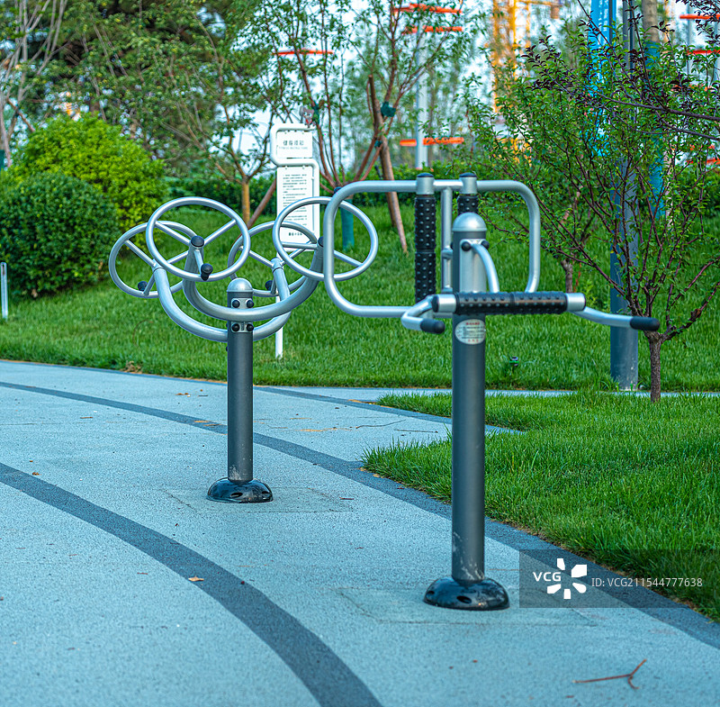 公园中的健身设施图片素材