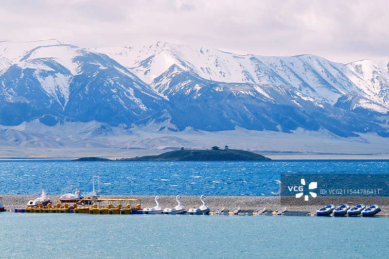 春天赛里木湖图片素材