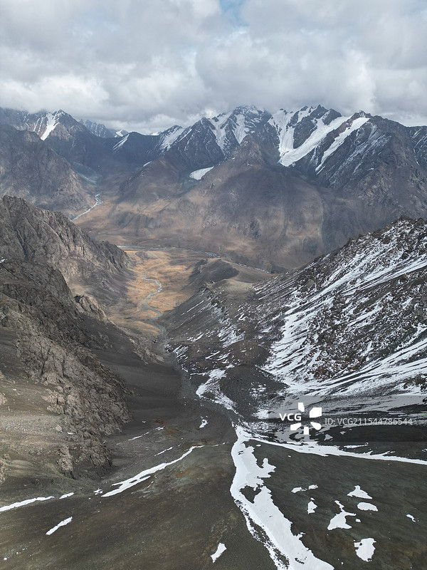 4040达坂远眺云雾中的博格达峰图片素材