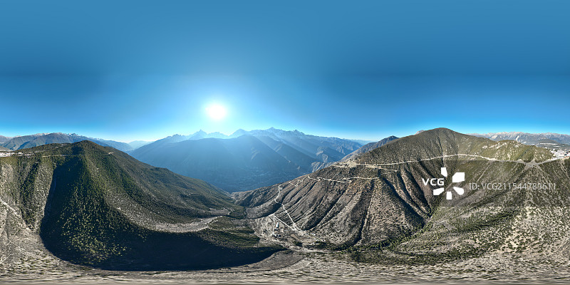 梅里雪山远处峡谷图片素材