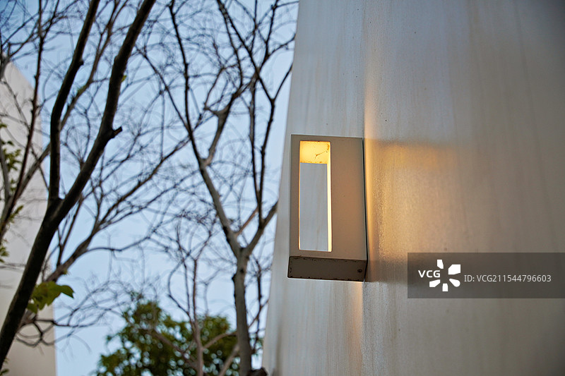 挂在墙上的灯笼特写镜头图片素材