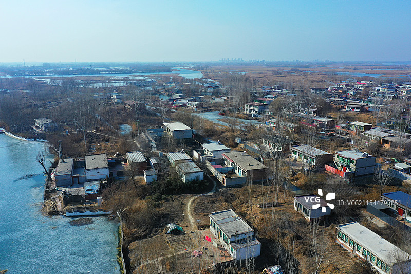 冬季风光白洋淀，枯荷芦苇冰连天野鸭寒鸟深水游，明珠气鲜映雄安刘庄子图片素材