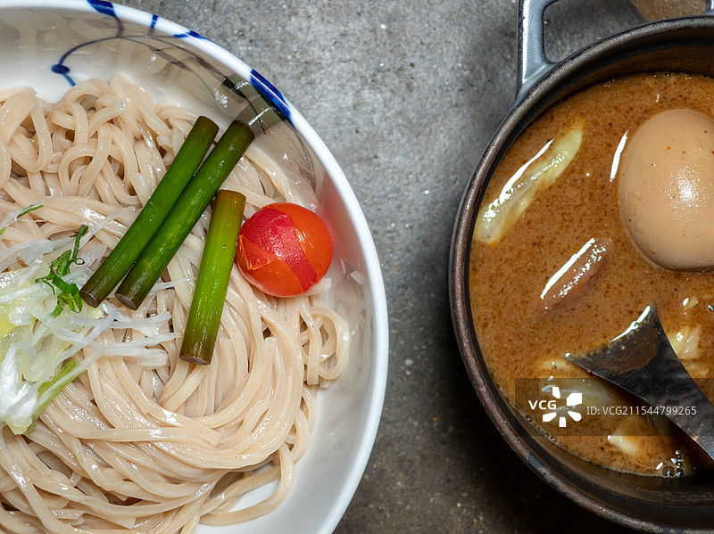 瓷碗里的日本拉面图片素材
